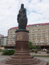 Псков, памятник святой равноапостольной княгине Ольге, установленный в Завеличье в 2003 году